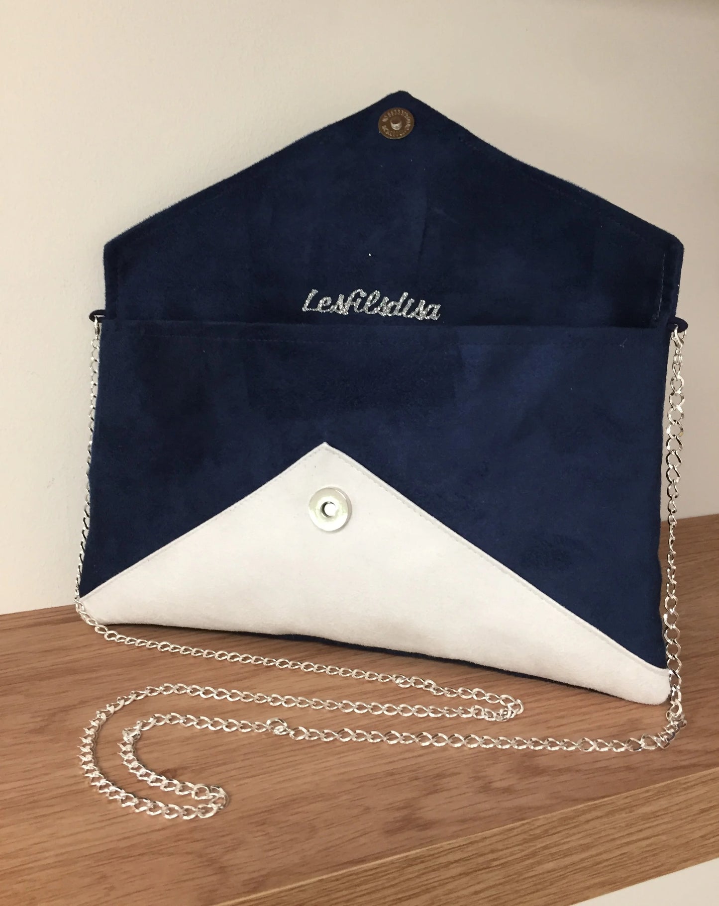Le sac pochette Isa bleu marine et blanc sans paillettes, ouvert.