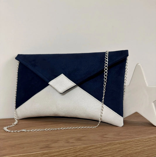Le sac pochette Isa bleu marine et blanc sans paillettes, avec chainette amovible.