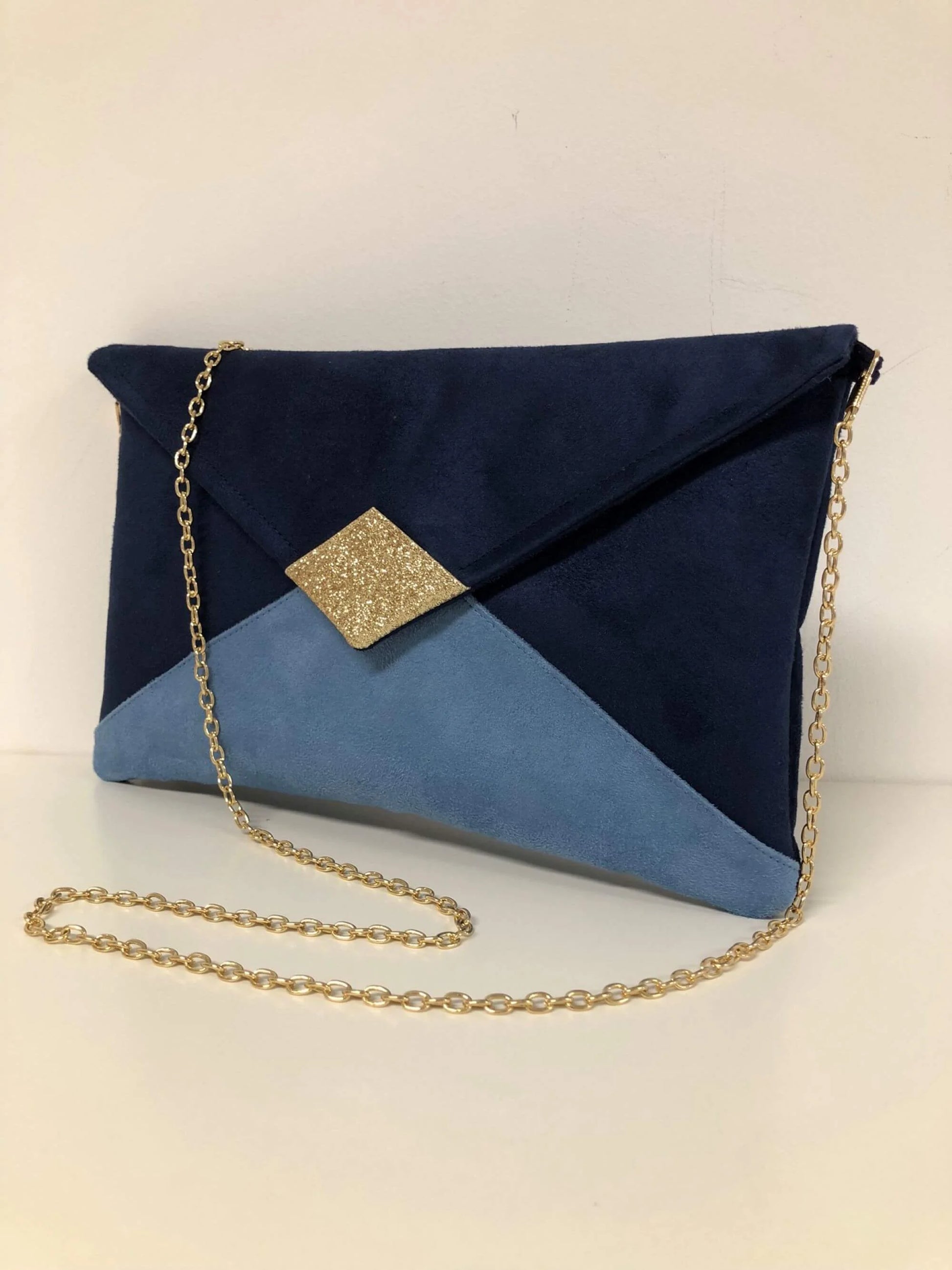 Le sac pochette Isa bleu marine,  bleu ciel et doré, face avant.