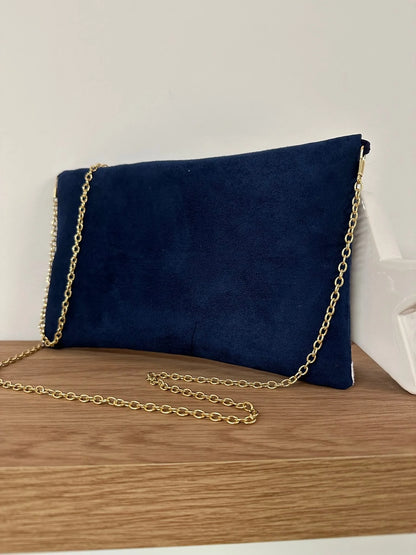 Le sac pochette Isa bleu marine, bleu ciel et doré, vue de dos.