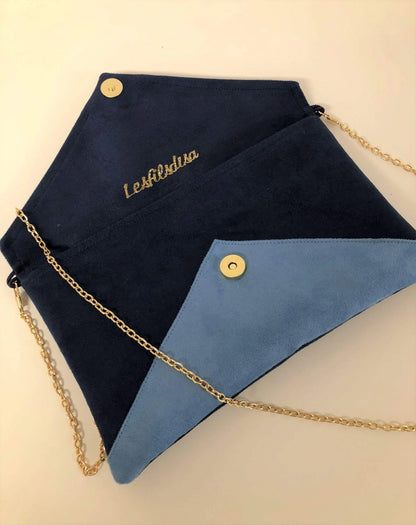 Le sac pochette Isa bleu marine, bleu ciel et doré, ouvert.