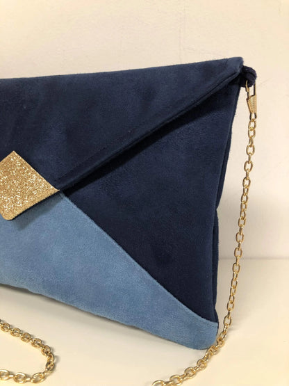 La chainette amovible du sac pochette Isa bleu marine, bleu ciel et doré.