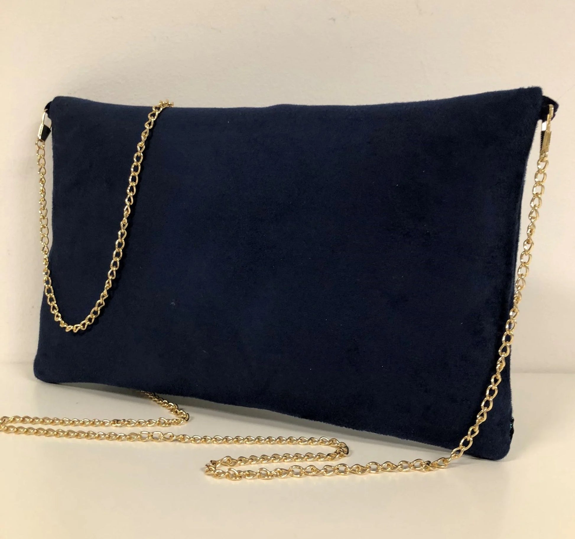 le dos du sac pochette Isa bleu marine et bleu canard à paillettes dorées.