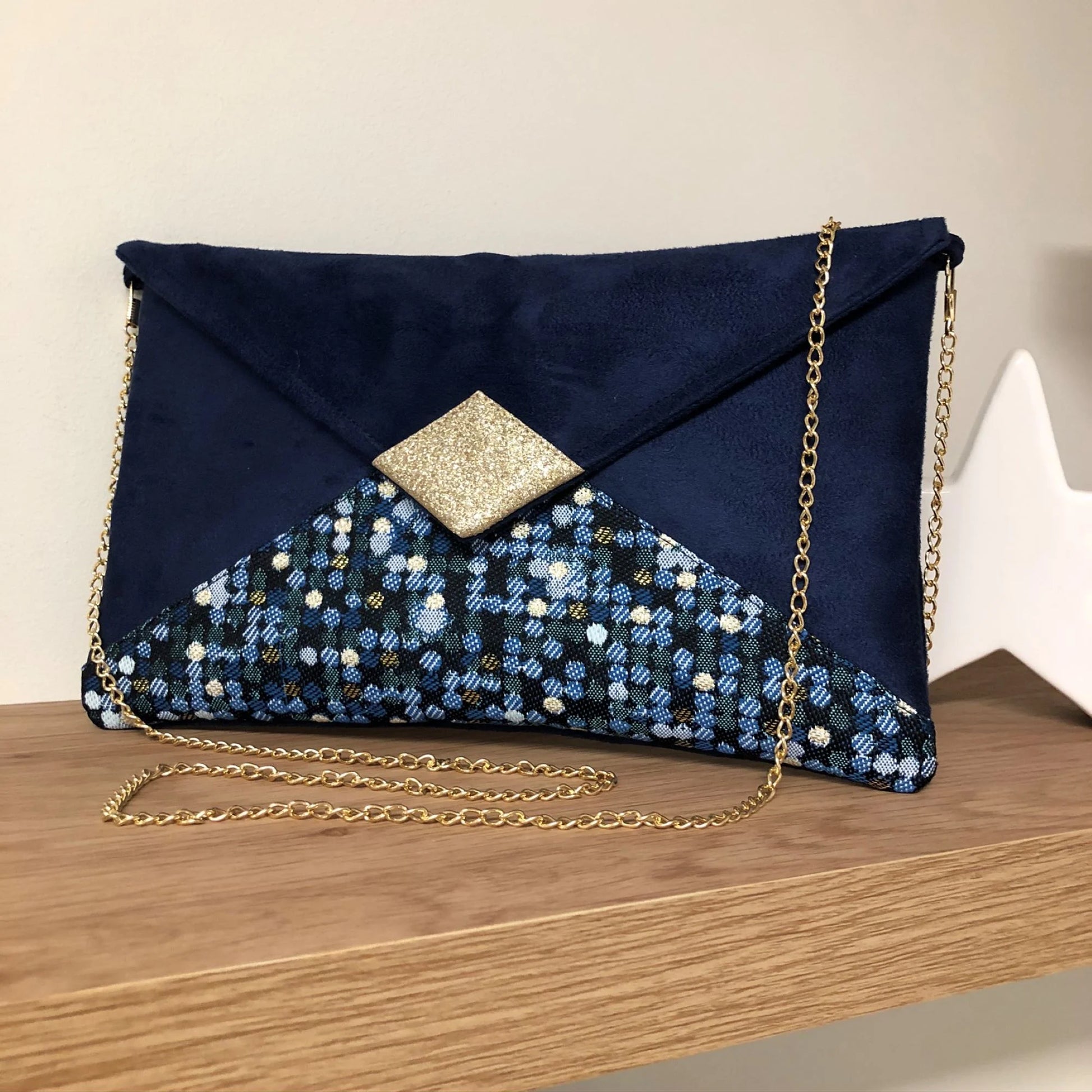 Face avant du sac pochette Isa bleu marine et bleu canard à paillettes dorées.