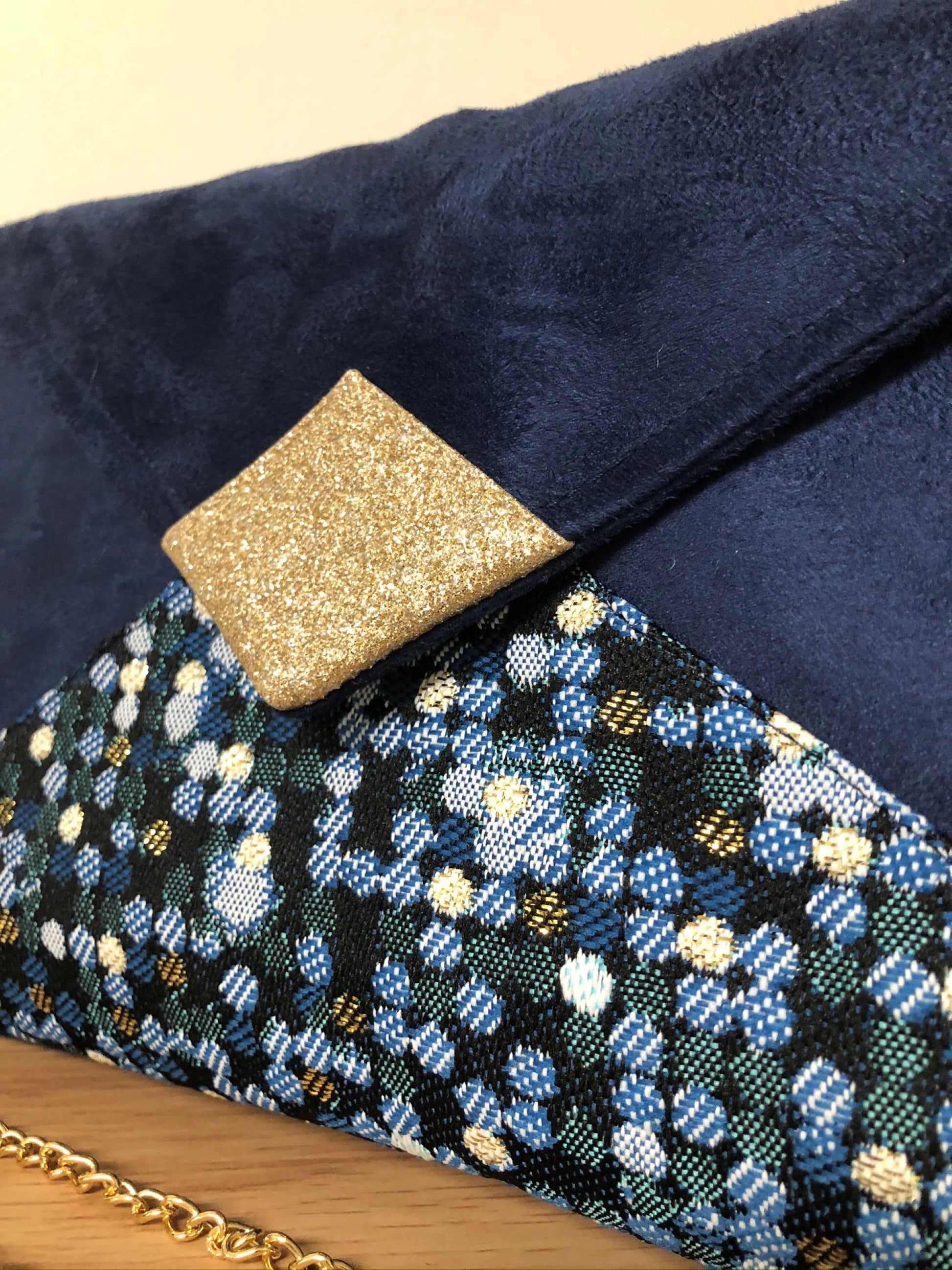 Vue détaillée du sac pochette Isa bleu marine et bleu canard à paillettes dorées.
