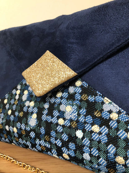 Vue détaillée du sac pochette Isa bleu marine et bleu canard à paillettes dorées.