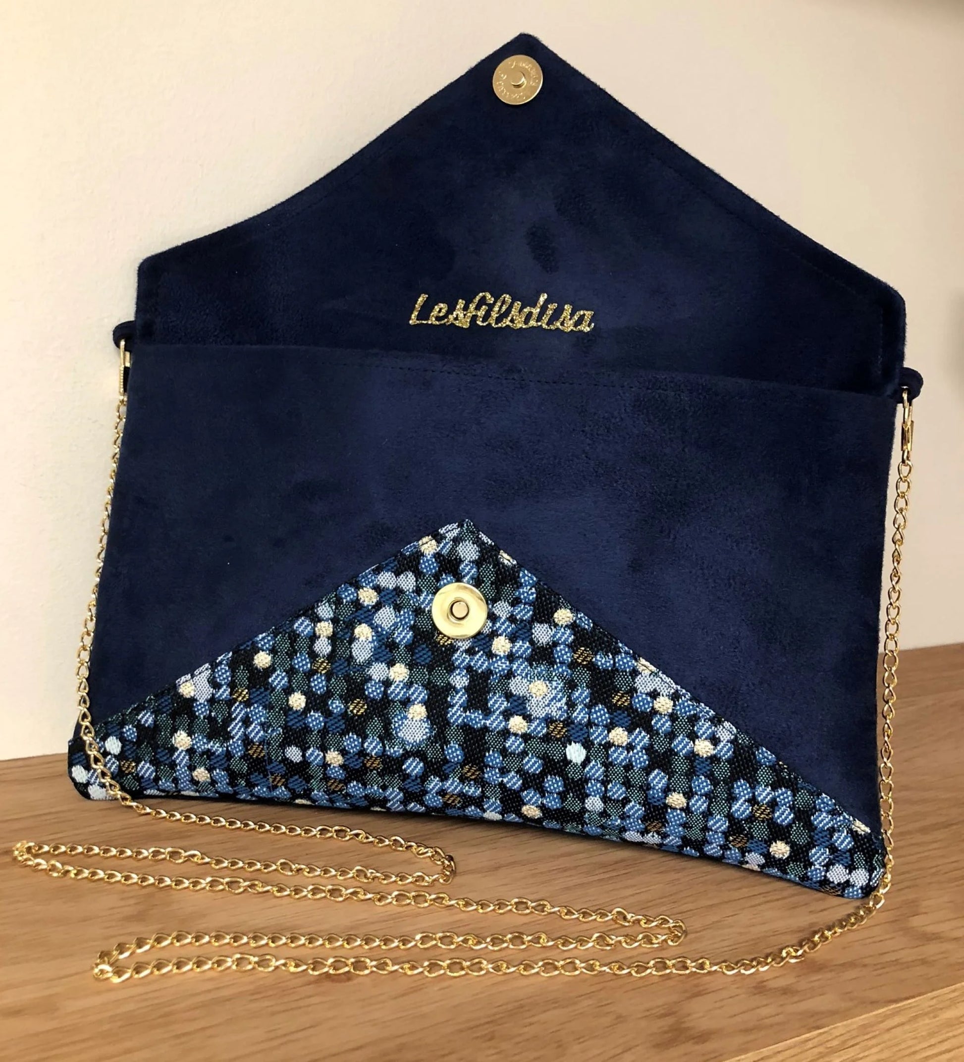 Le sac pochette Isa bleu marine et bleu canard à paillettes dorées, ouvert.