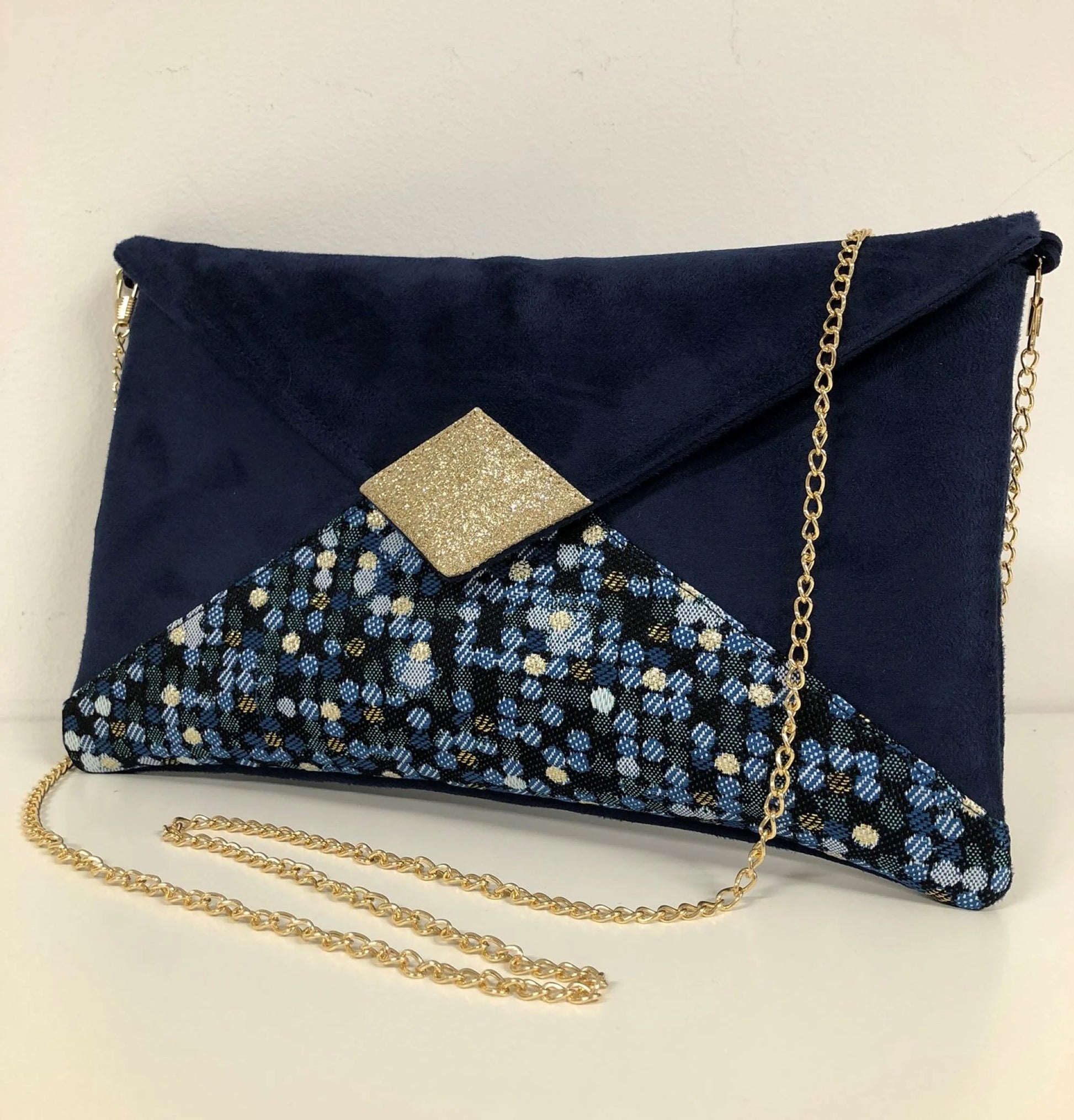 Le sac pochette Isa bleu marine et bleu canard à paillettes dorées, vue d'ensemble.