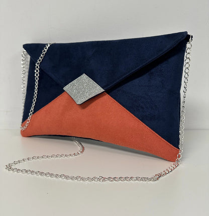 Le sac pochette Isa bleu marine et corail à paillettes argentées, avec chainette amovible, vue de face