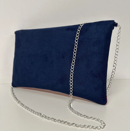 Le sac pochette Isa bleu marine et corail à paillettes argentées, avec chainette amovible, vue de dos.