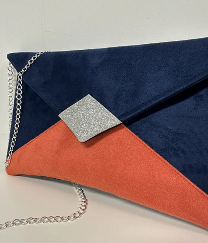 Vue détaillée du sac pochette Isa bleu marine et corail à paillettes argentées, avec chainette amovible