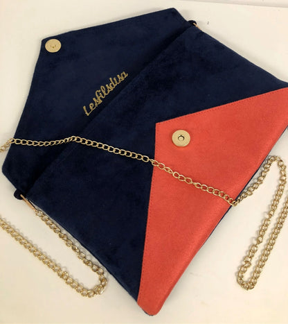 Le sac pochette Isa bleu marine et corail à paillettes dorées, ouvert.