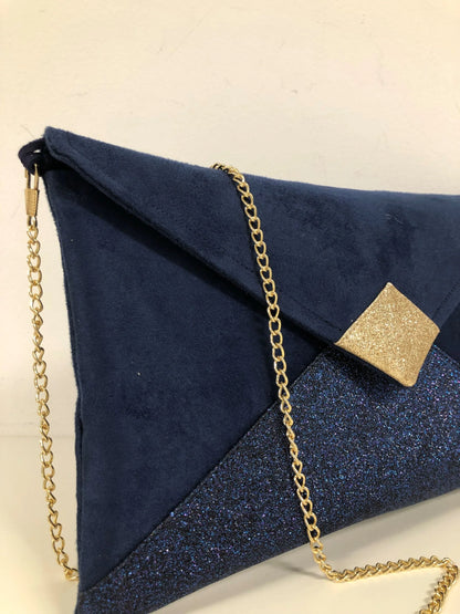 Vue détaillée du sac pochette Isa bleu marine et doré à paillettes, avec chainette amovible.