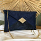 Le sac pochette Isa bleu marine et doré à paillettes, avec chainette amovible.