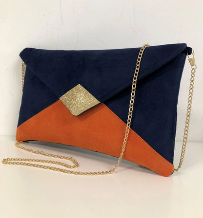 le sac pochette Isa bleu marine et orange à paillettes dorées, avec chainette amovible, vue de face.
