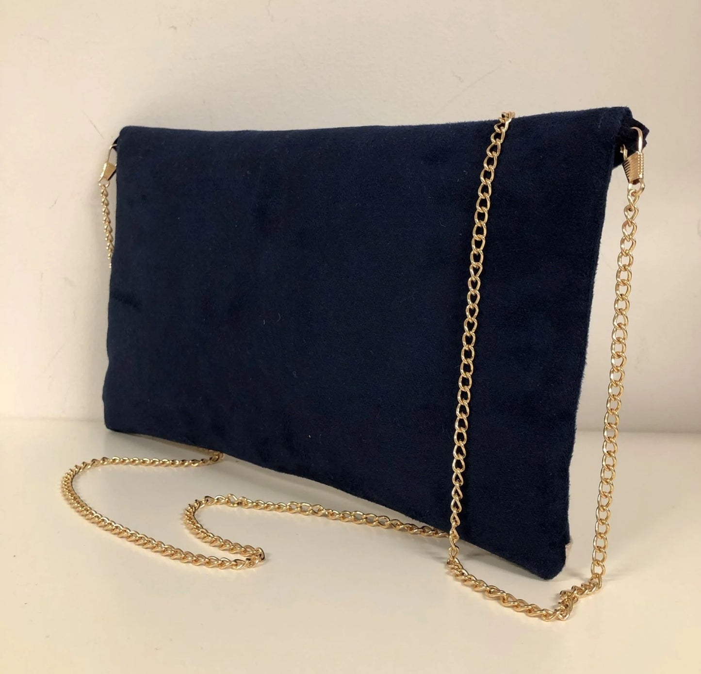 le sac pochette Isa bleu marine et orange à paillettes dorées, avec chainette amovible, vue de dos.