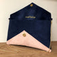 Le sac pochette Isa bleu marine et rose poudré à paillettes dorées, ouvert, avec chainette amovible.