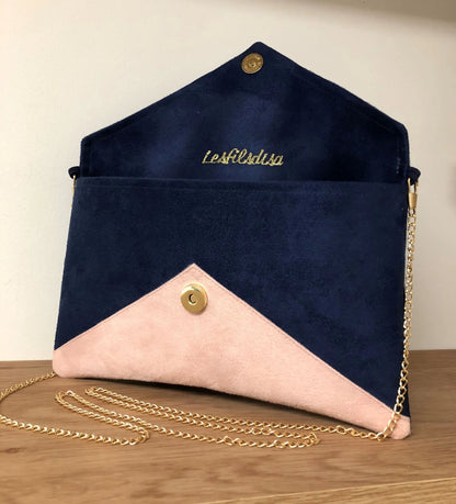 Le sac pochette Isa bleu marine et rose poudré à paillettes dorées, ouvert, avec chainette amovible.