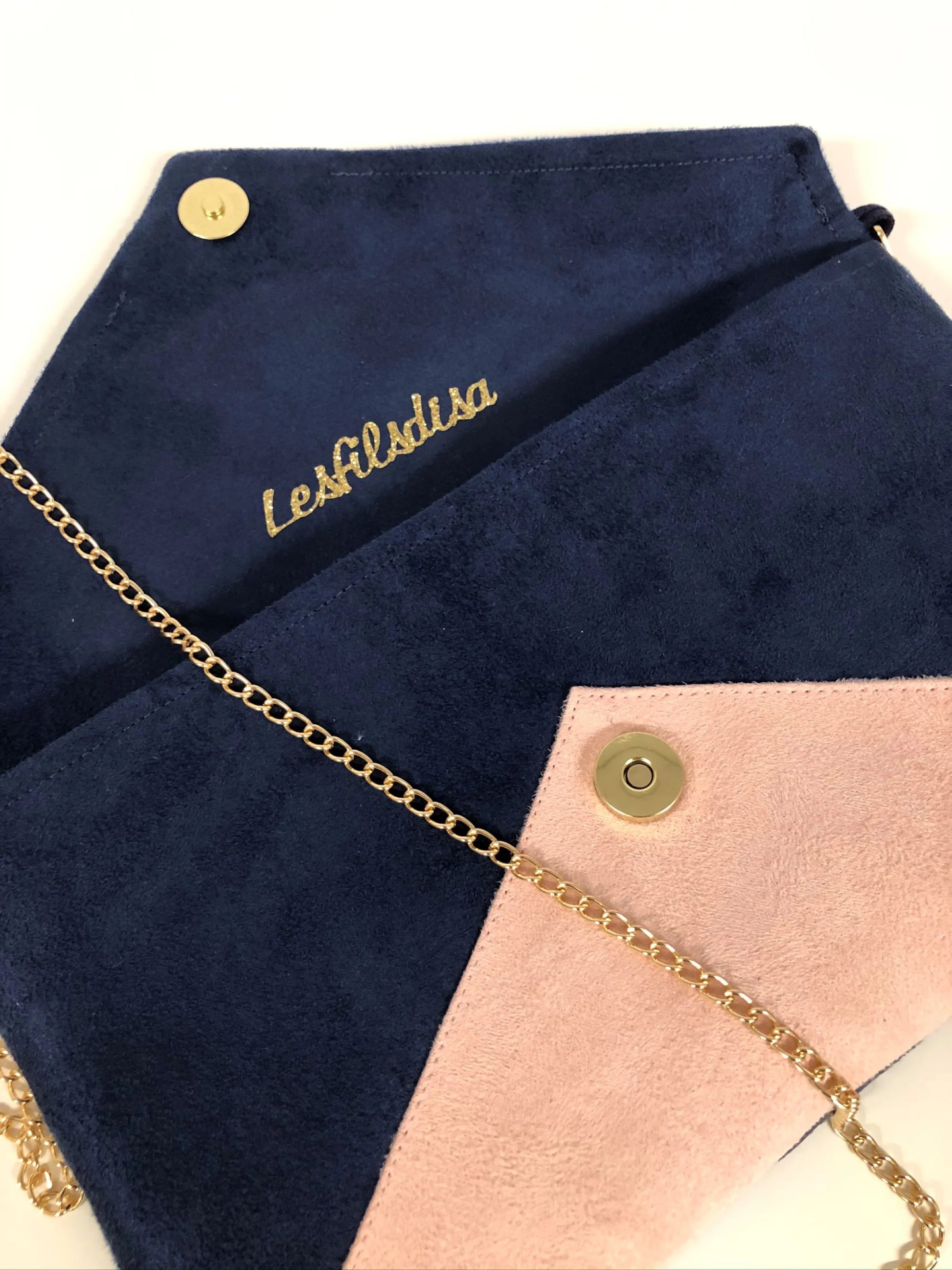 Le sac pochette Isa bleu marine et rose poudré à paillettes dorées, avec chainette amovible, vue intérieure.