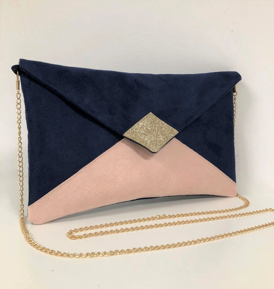 Le sac pochette Isa bleu marine et rose poudré à paillettes dorées, avec chainette amovible.