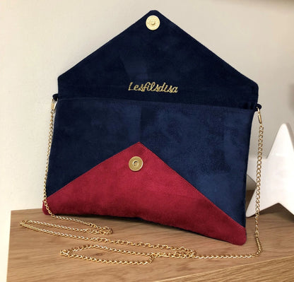 Le  sac pochette Isa bleu marine et fuchsia à paillettes dorées, ouvert.