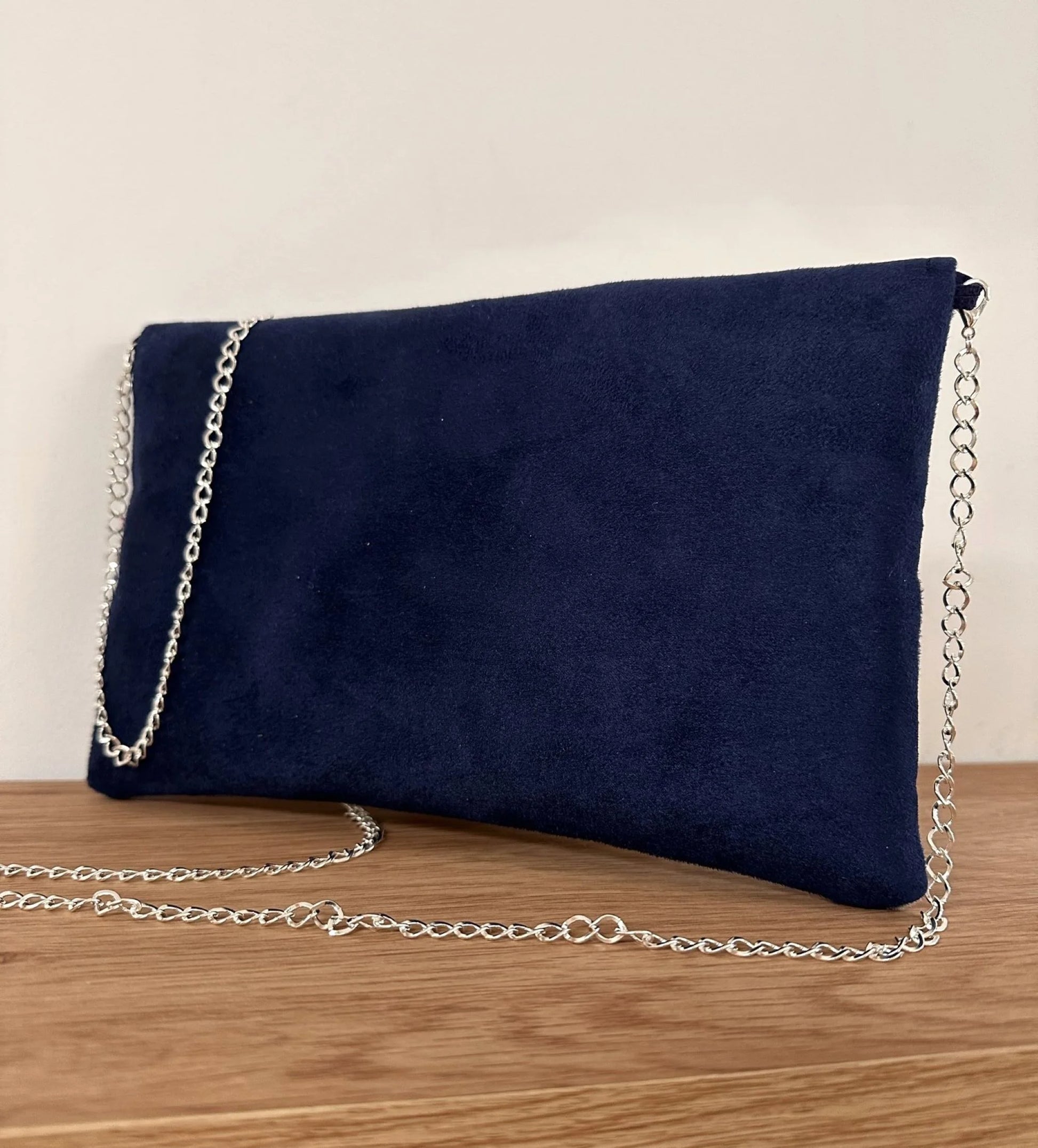 Face arrière du sac pochette Isa bleu marine et gris à paillettes argentées, avec sa chainette amovible.