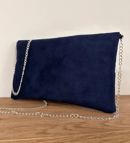 Face arrière du sac pochette Isa bleu marine et gris à paillettes argentées, avec sa chainette amovible.
