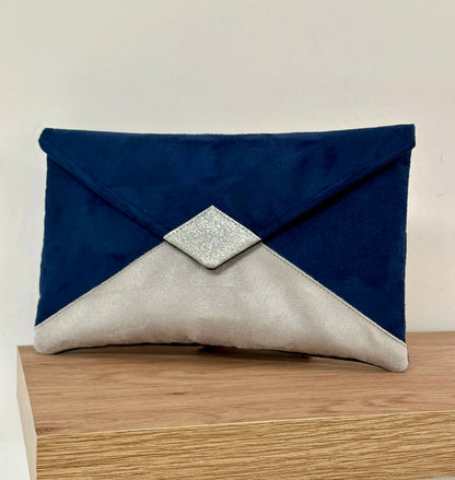 Le sac pochette Isa bleu marine et gris à paillettes argentées, sans chainette amovible.