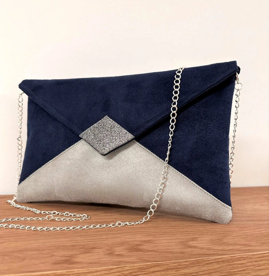 Le sac pochette Isa bleu marine et gris à paillettes argentées, avec sa chainette amovible.