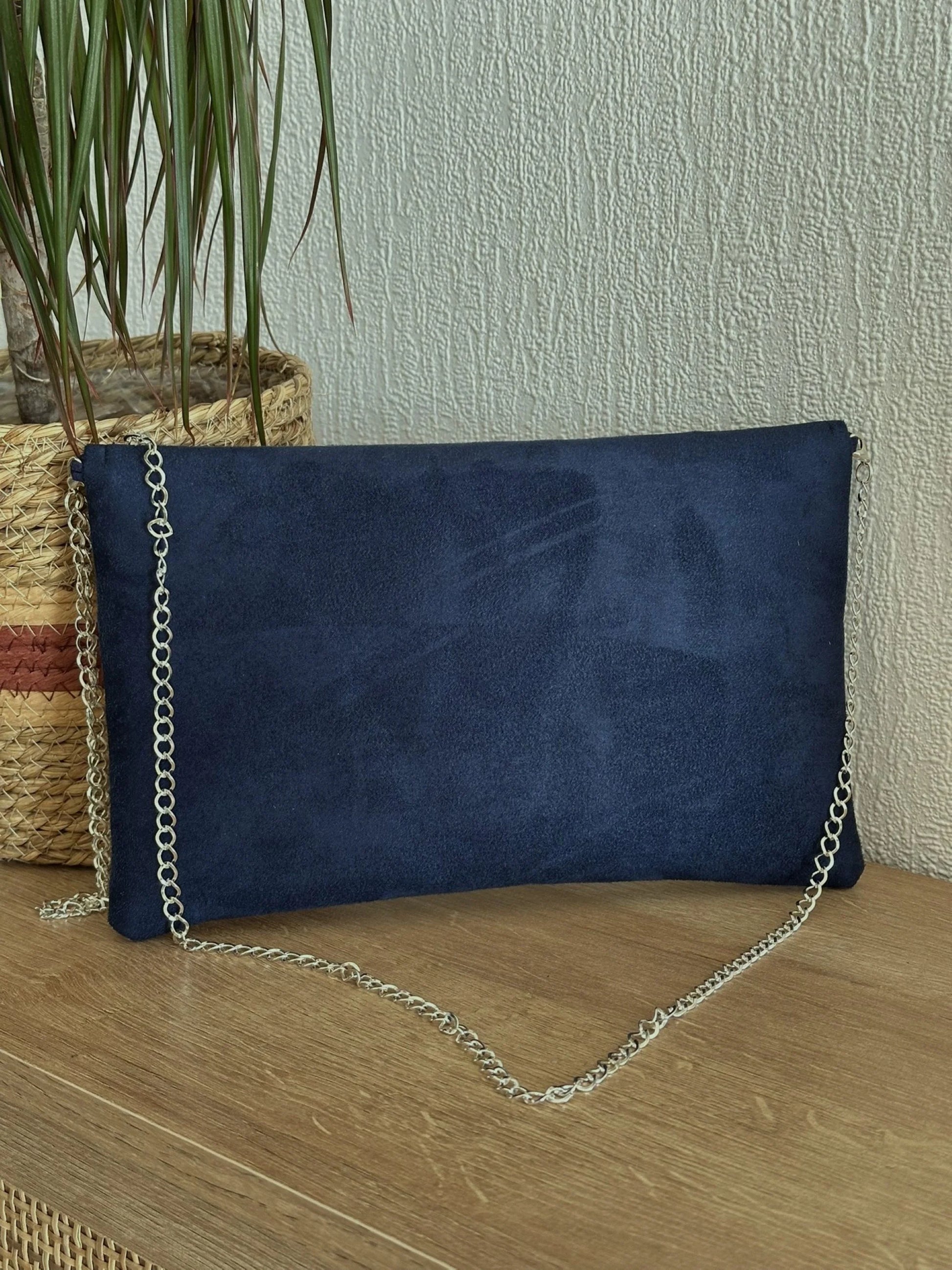 Le dos du sac pochette Isa bleu marine, ivoire et argenté.