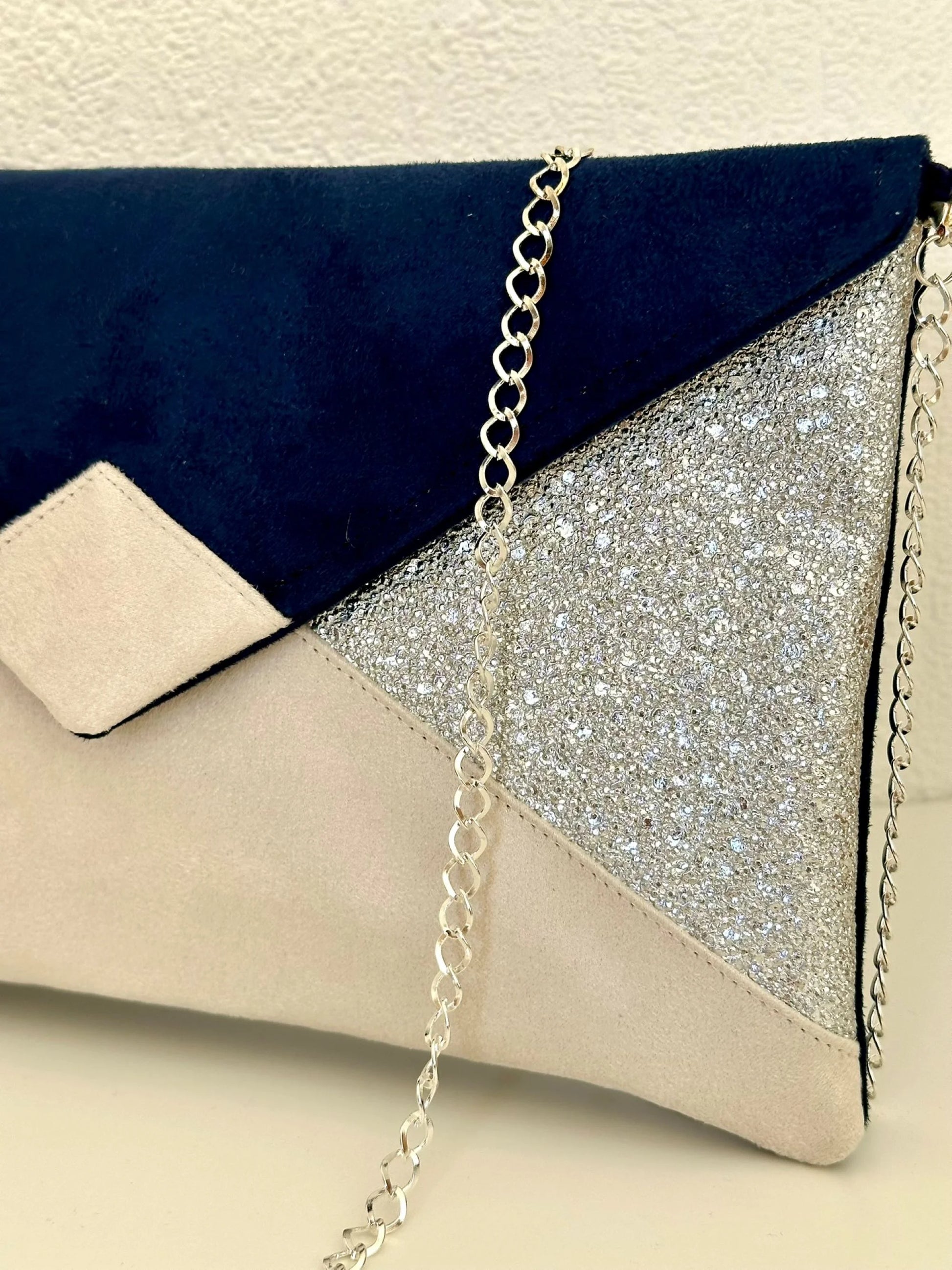 Vue détaillée du sac pochette Isa bleu marine, ivoire et argenté .