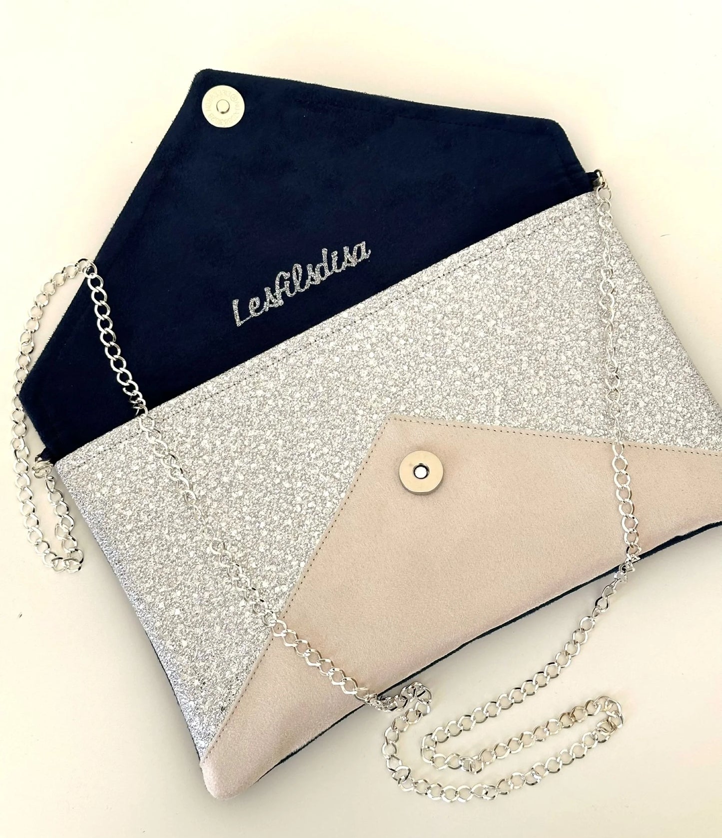 Le sac pochette Isa bleu marine, ivoire et argenté, ouvert.