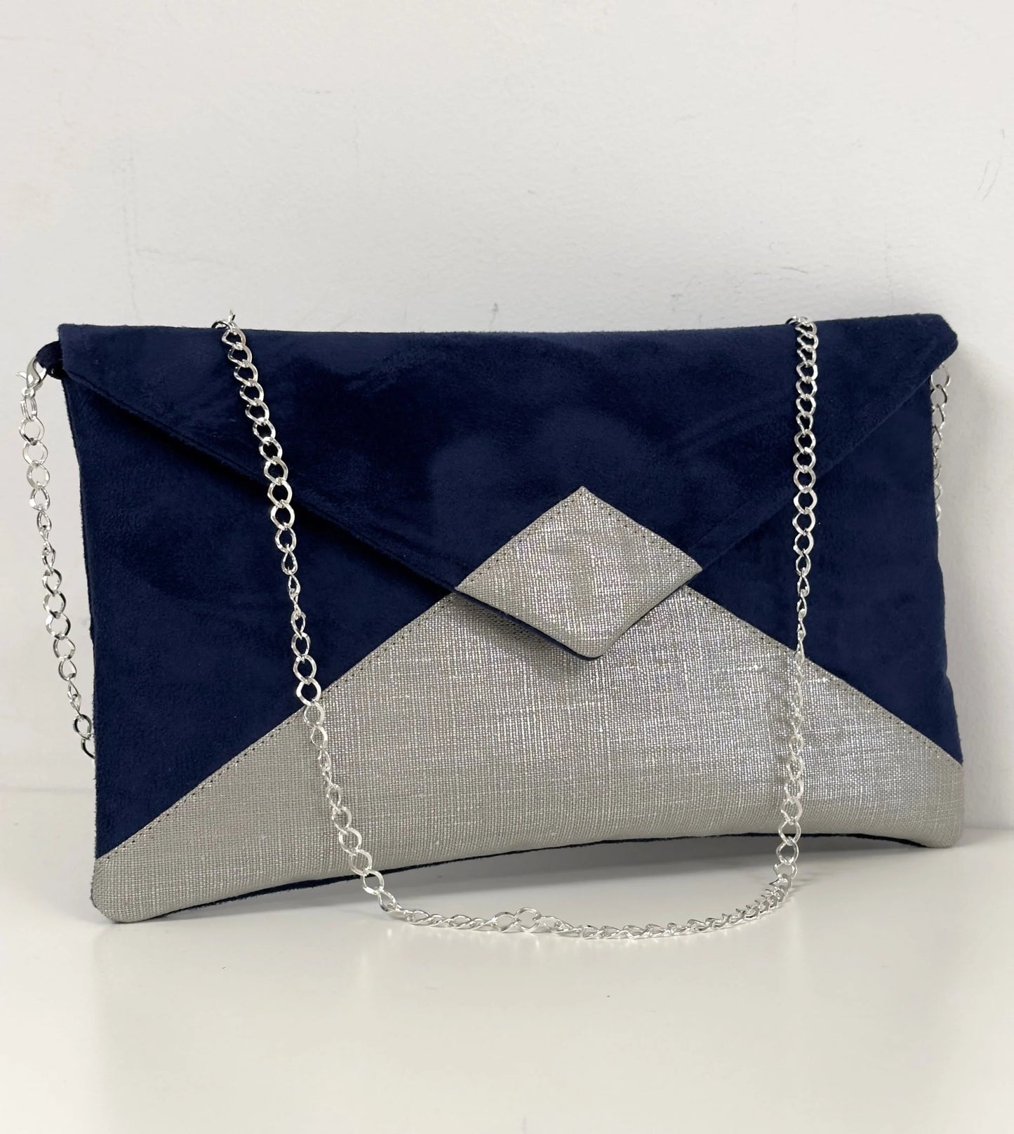 Le sac pochette Isa bleu marine en lin argenté, avec chainette amovible.