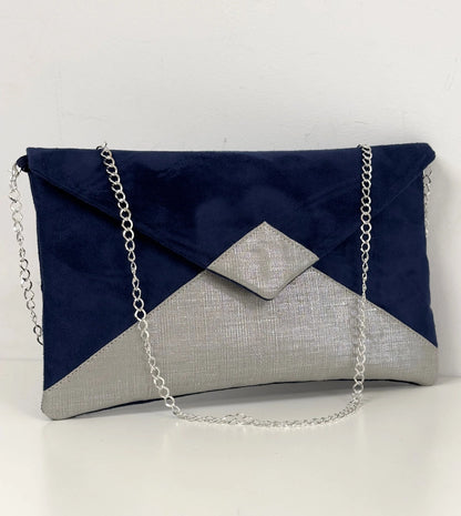 Le sac pochette Isa bleu marine en lin argenté, avec chainette amovible.