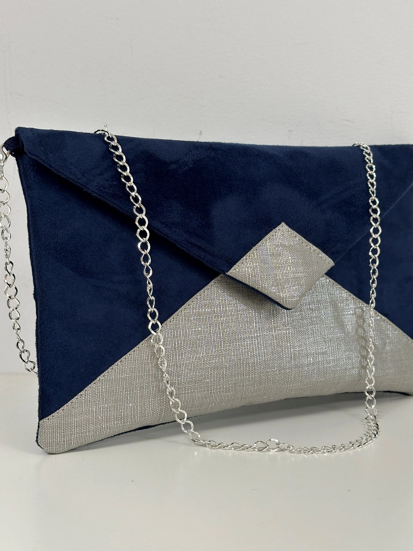 La face avant du sac pochette Isa bleu marine en lin argenté.