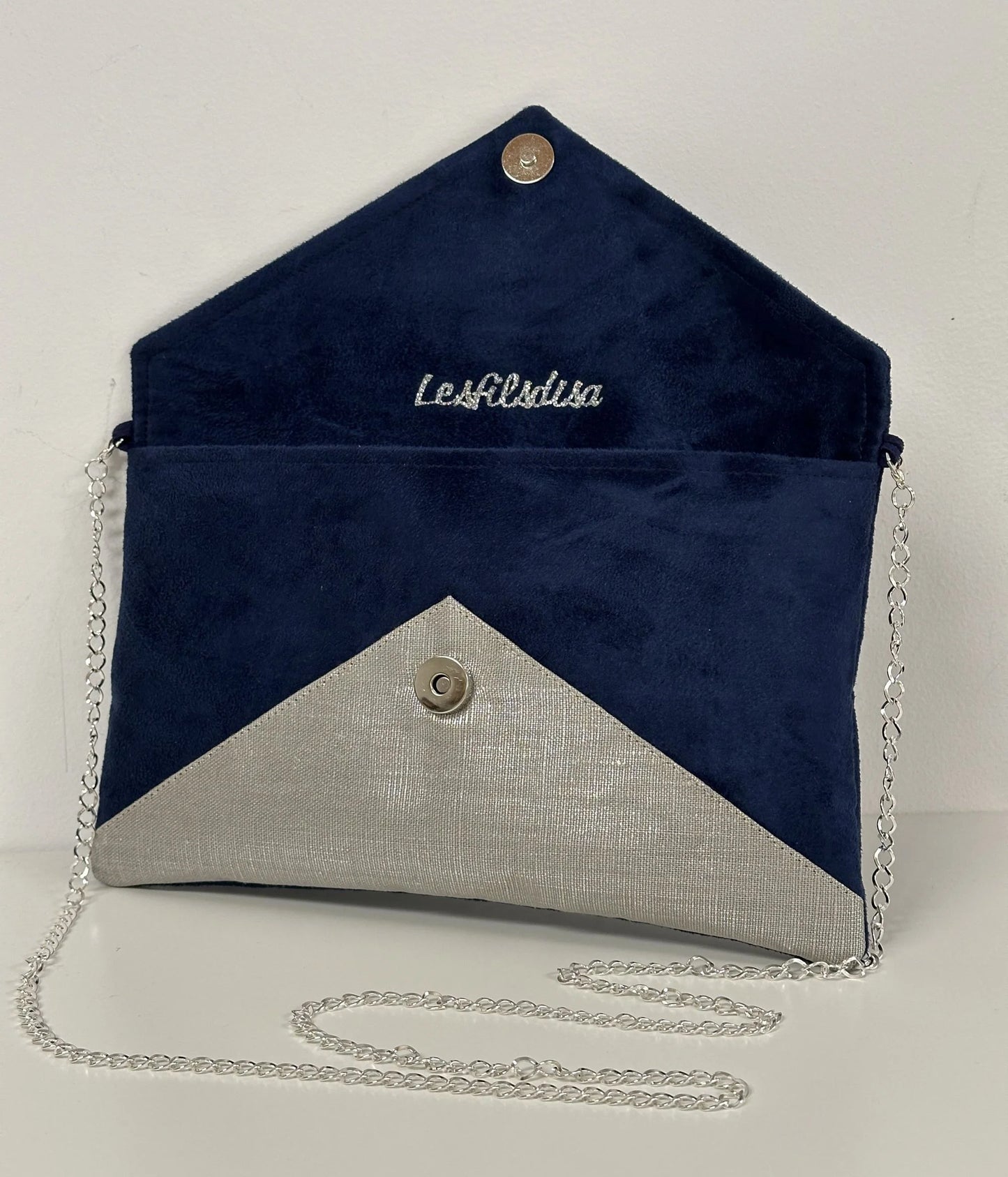 Le sac pochette Isa bleu marine en lin argenté, ouvert.