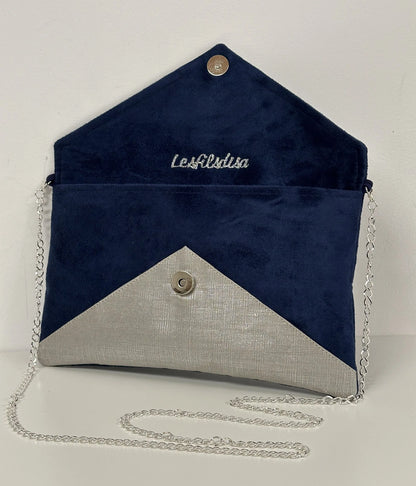 Le sac pochette Isa bleu marine en lin argenté, ouvert.