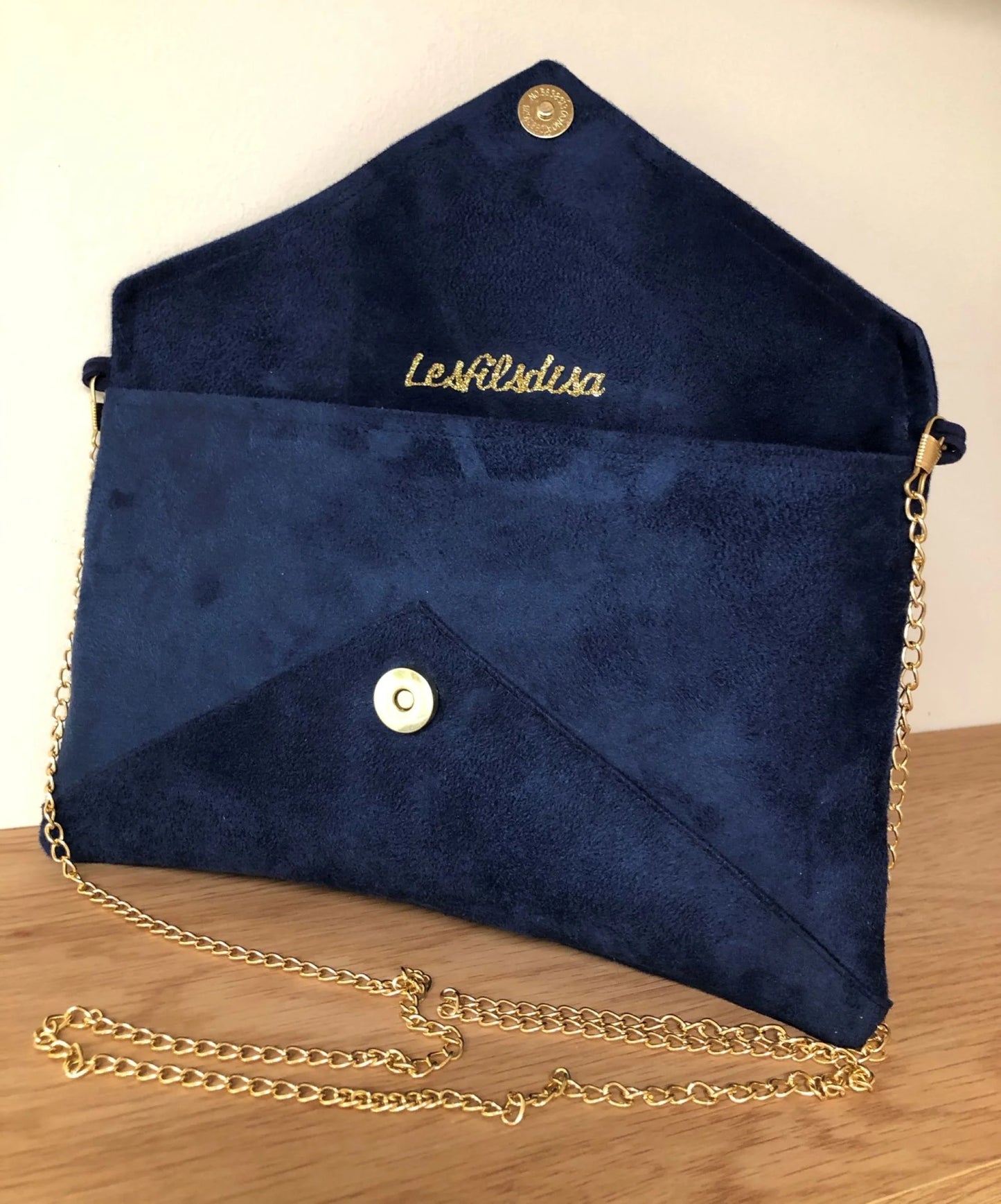 Le sac pochette Isa bleu marine et lin doré, ouvert,  avec chainette amovible