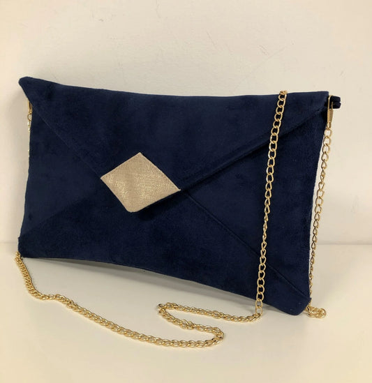 Le sac pochette Isa bleu marine et lin doré, avec chainette amovible.
