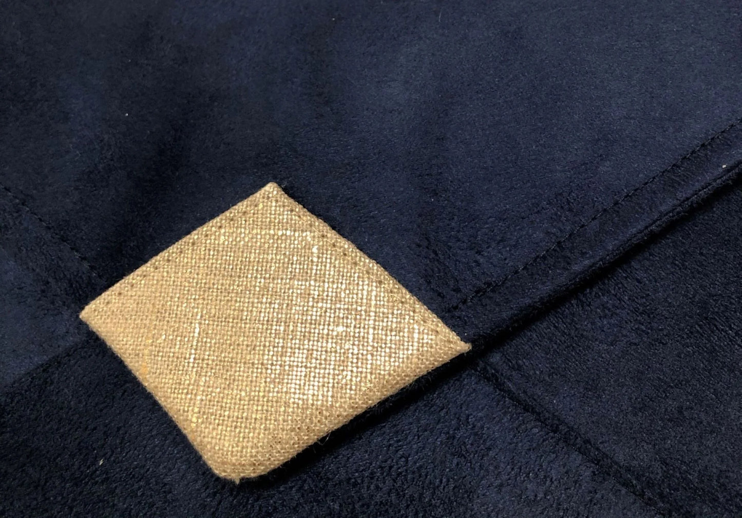 Vue détaillée du lin doré du sac pochette Isa bleu marine et lin doré.