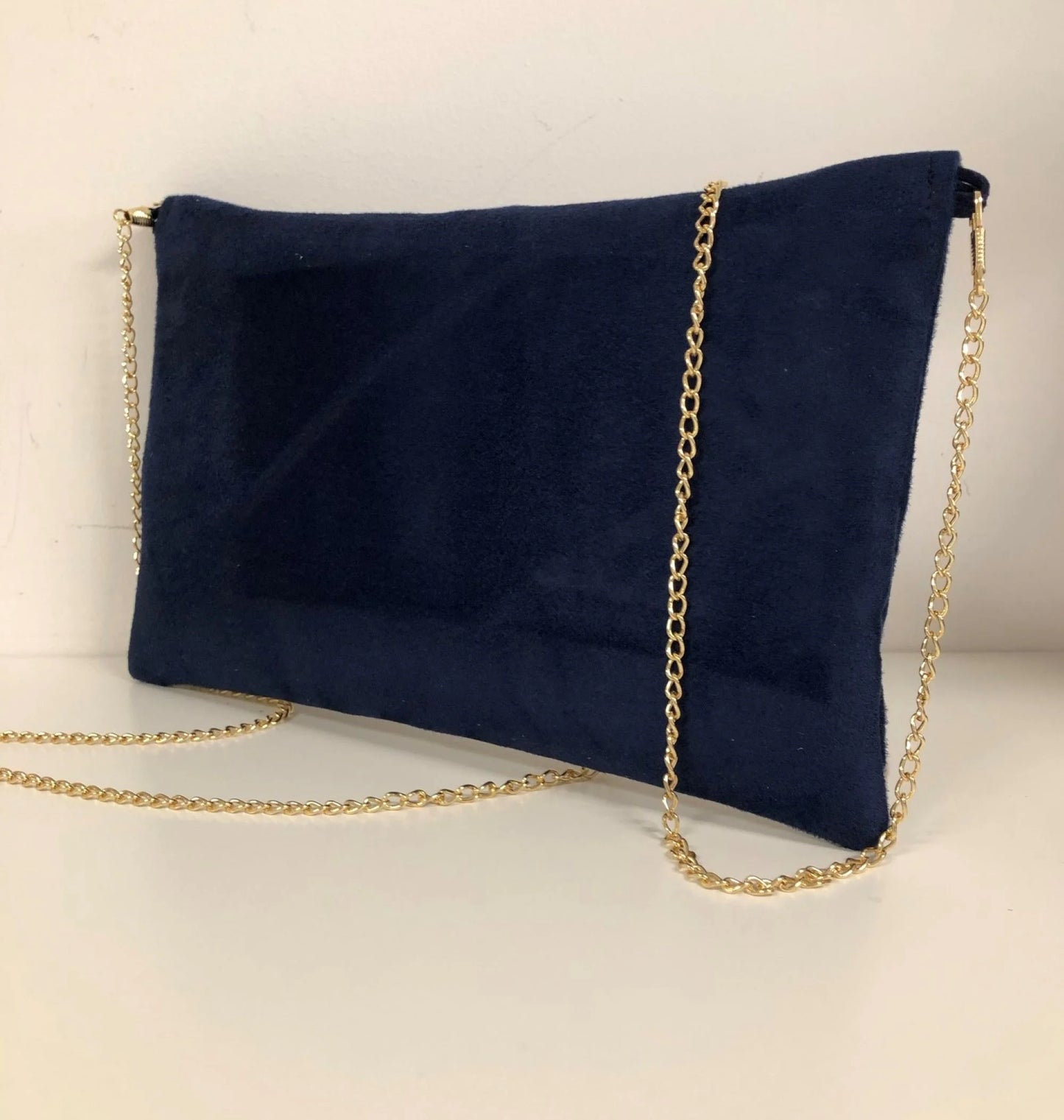 Face arrière du sac pochette Isa bleu marine et lin doré, avec chainette amovible.