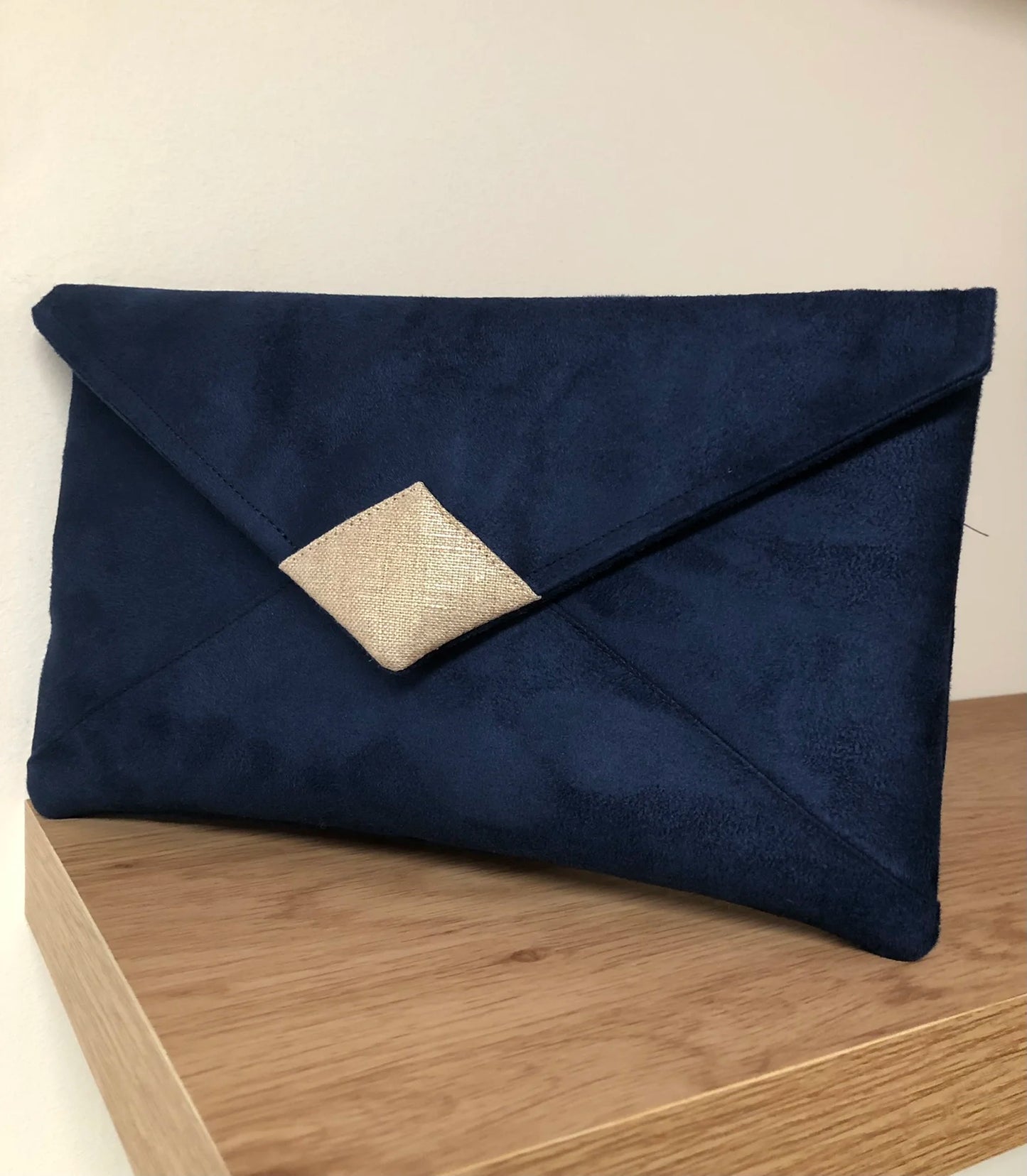 Le sac pochette Isa bleu marine et lin doré, sans chainette amovible