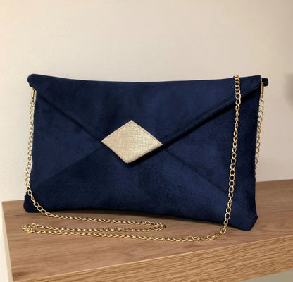 Face avant du sac pochette Isa bleu marine et lin doré, avec chainette amovible.