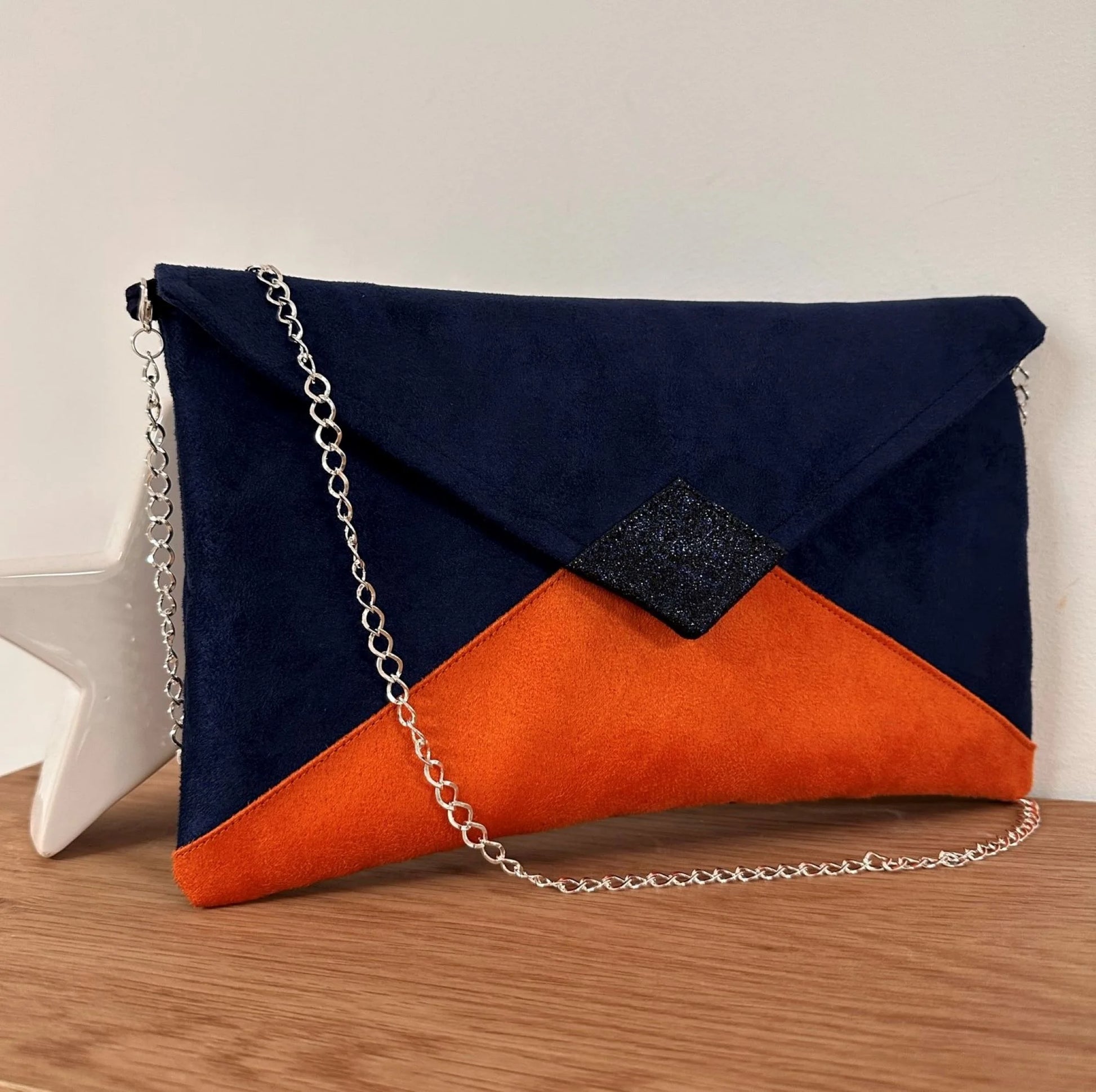 sac pochette Isa bleu marine et orange à paillettes, avec chainette argentée