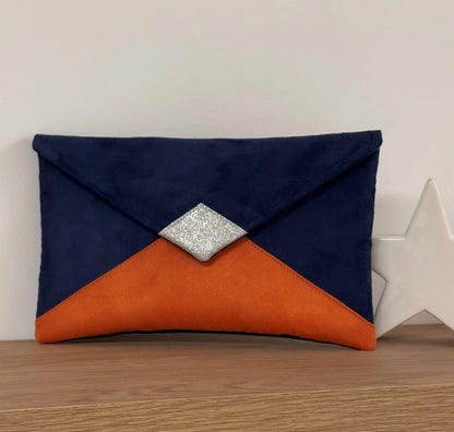 Le sac pochette Isa bleu marine et orange à paillettes argentées, sans chainette amovible.