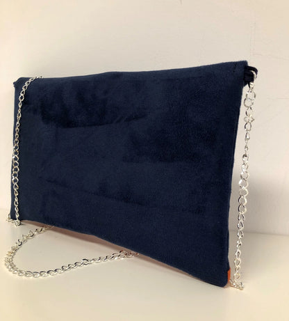 Le sac pochette Isa bleu marine et orange à paillettes argentées, avec chainette amovible, vue de dos.