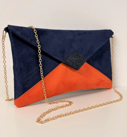 Le sac pochette Isa bleu marine et orange à paillettes, avec chainette dorée.