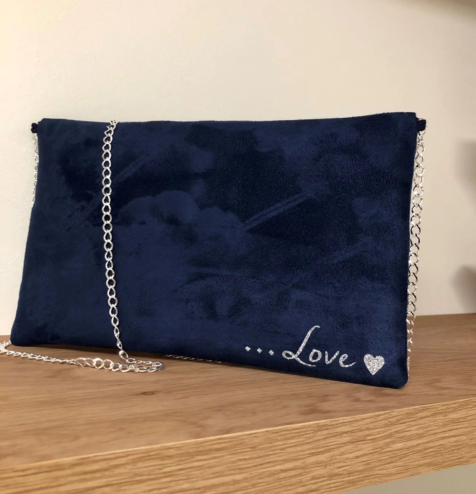 Exemple de personnalisation du sac pochette Isa bleu marine à paillettes argentées.