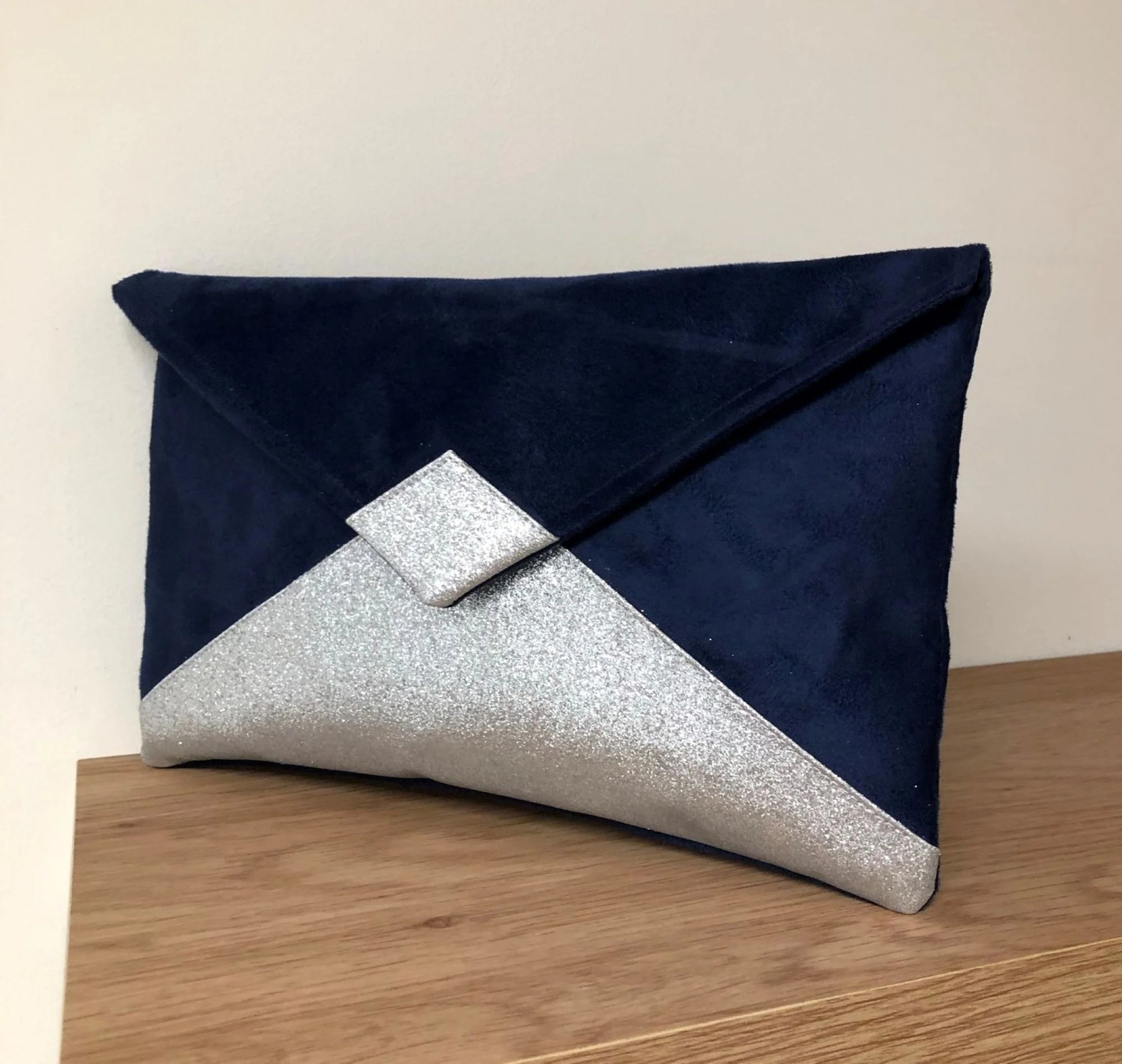 Le sac pochette Isa bleu marine à paillettes argentées, sans chainette argentée.