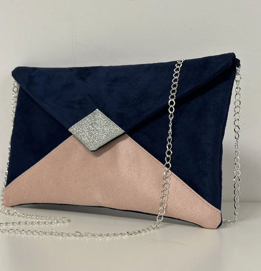 Le sac pochette Isa bleu marine et rose poudré à paillettes argentées, avec chainette amovible.